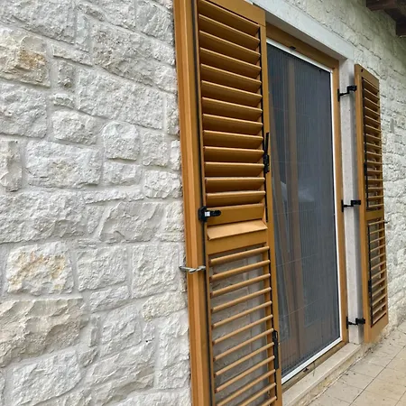 Gostinjska kuća Kamena Kuca Sa Privatnim Bazenom *